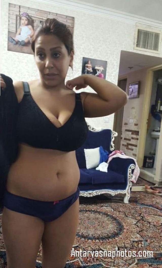 https://pub-5fcdf72a54cd4edbb03ec3edaa415a42.r2.dev/nakedleaks/sensual_images_of_desi_wife_revealed/1.jpg