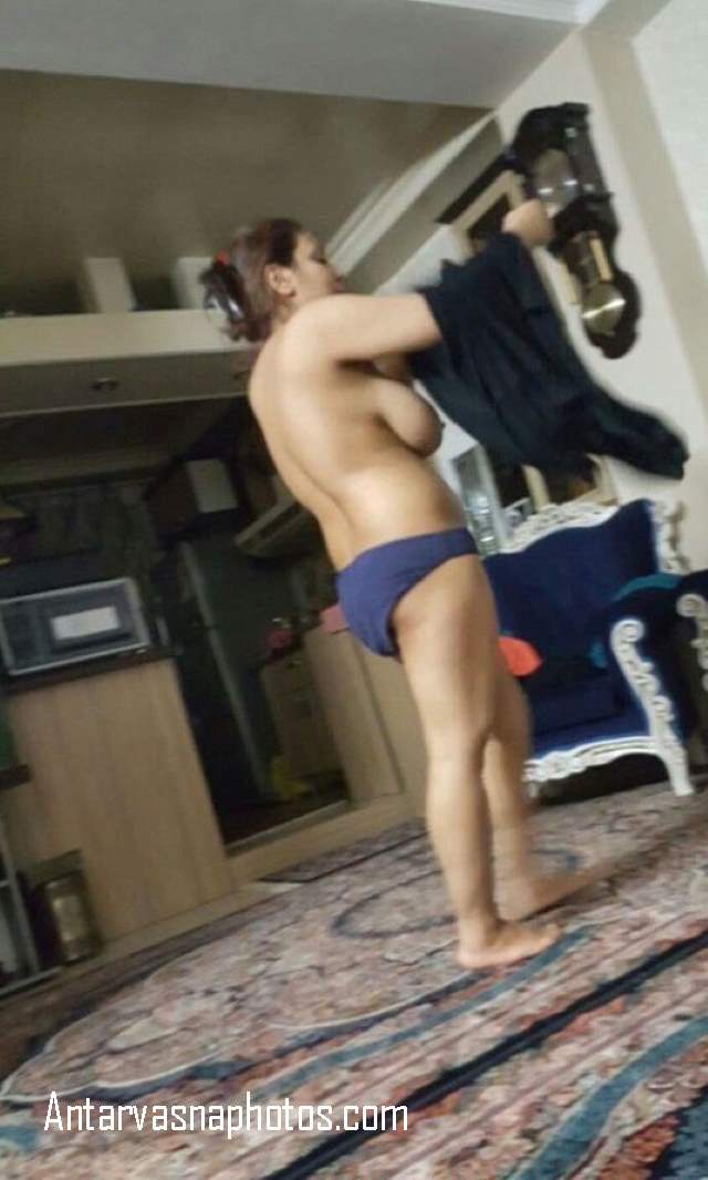 https://pub-5fcdf72a54cd4edbb03ec3edaa415a42.r2.dev/nakedleaks/sensual_images_of_desi_wife_revealed/2.jpg