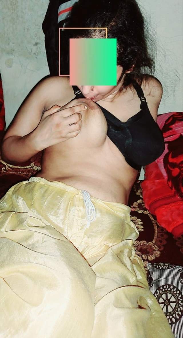 https://pub-5fcdf72a54cd4edbb03ec3edaa415a42.r2.dev/nakedleaks/sensual_images_of_kavya_in_intimate_moments/28.jpg