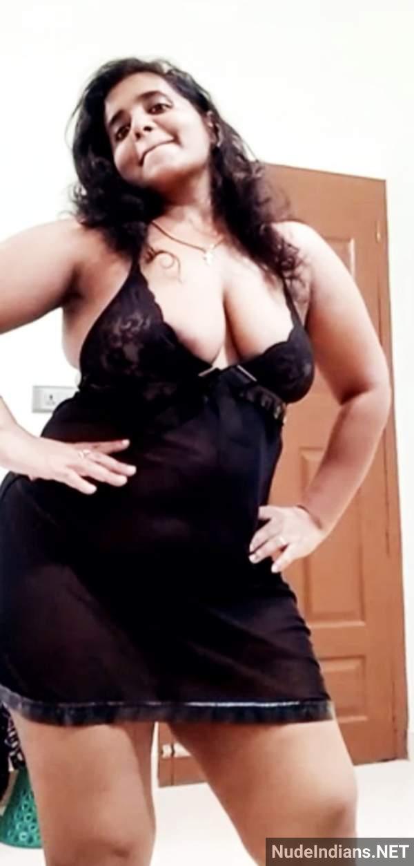 https://pub-5fcdf72a54cd4edbb03ec3edaa415a42.r2.dev/nakedleaks/sensual_images_of_mature_tamil_aunty_showcasing_voluptuous_features/21.jpg
