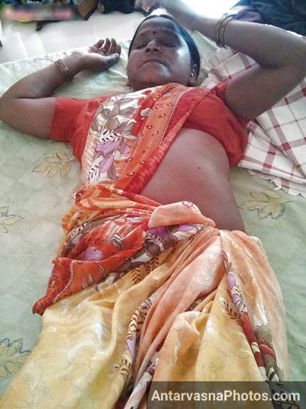 https://pub-5fcdf72a54cd4edbb03ec3edaa415a42.r2.dev/nakedleaks/sensual_images_of_saree-clad_housemaids/4.jpg