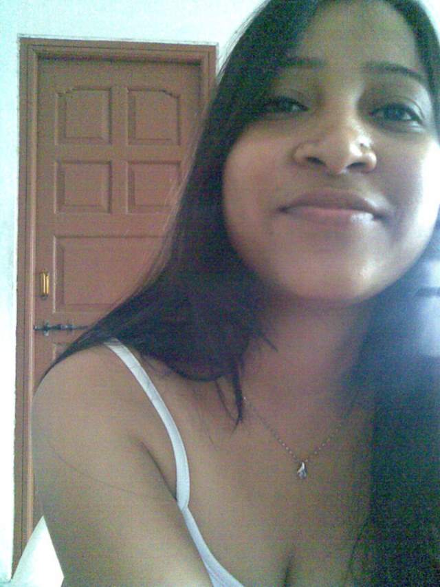 https://pub-5fcdf72a54cd4edbb03ec3edaa415a42.r2.dev/nakedleaks/sensual_indian_aunt's_desi_intimate_picture/14.jpg