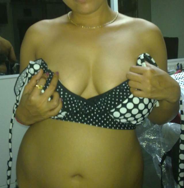 https://pub-5fcdf72a54cd4edbb03ec3edaa415a42.r2.dev/nakedleaks/sensual_indian_aunt's_desi_intimate_picture/15.jpg