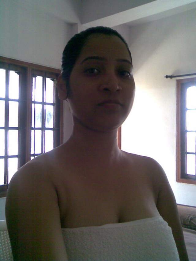 https://pub-5fcdf72a54cd4edbb03ec3edaa415a42.r2.dev/nakedleaks/sensual_indian_aunt's_desi_intimate_picture/18.jpg