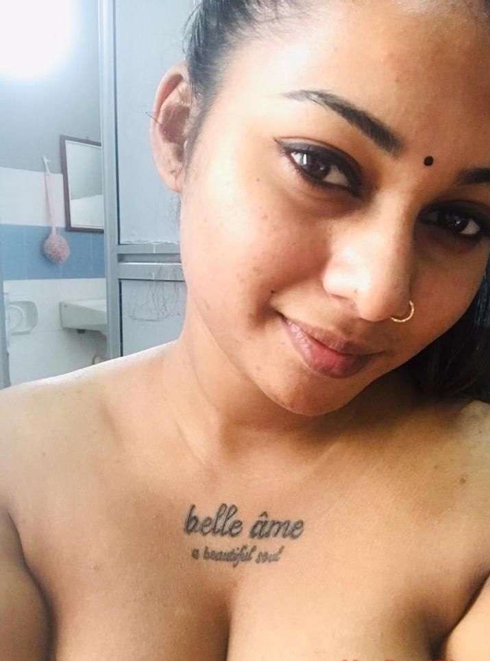 https://pub-5fcdf72a54cd4edbb03ec3edaa415a42.r2.dev/nakedleaks/sensual_indian_wife_reveals_naked_body_in_selfies/10.jpg