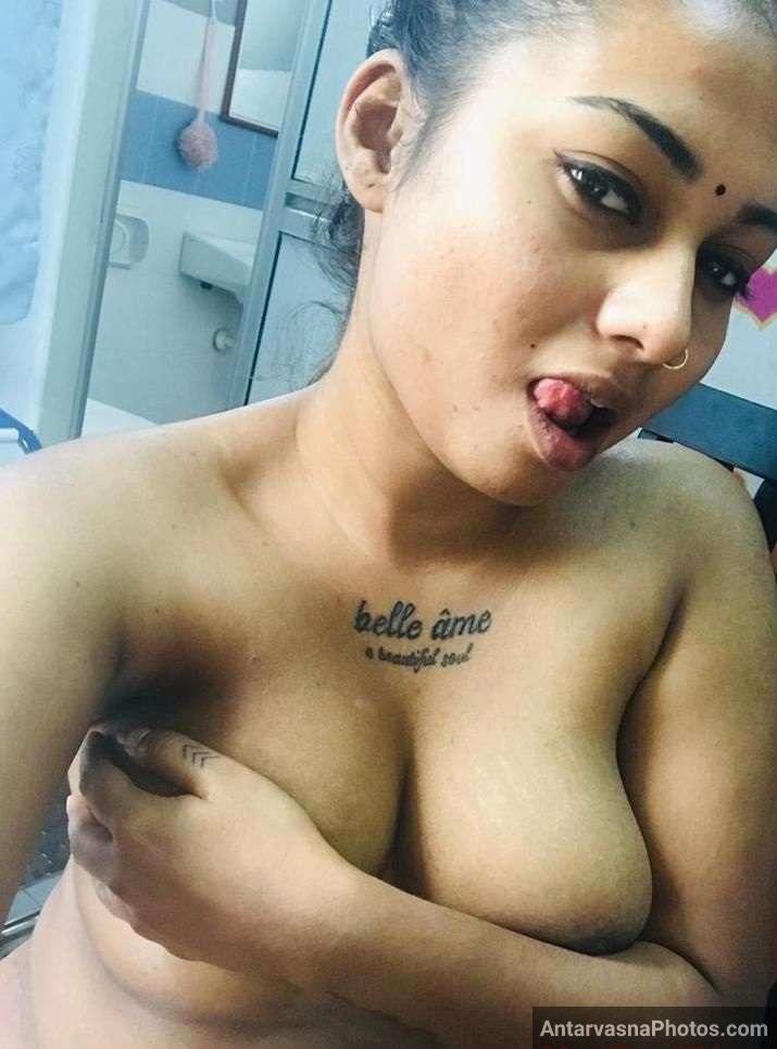 Sensual Indian wife reveals naked body in selfies