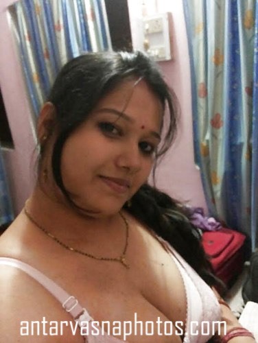 https://pub-5fcdf72a54cd4edbb03ec3edaa415a42.r2.dev/nakedleaks/sensual_indian_wife_showcasing_desi_big_bosom_pictures/0.jpg