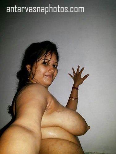 Sensual Indian wife showcasing desi big bosom pictures