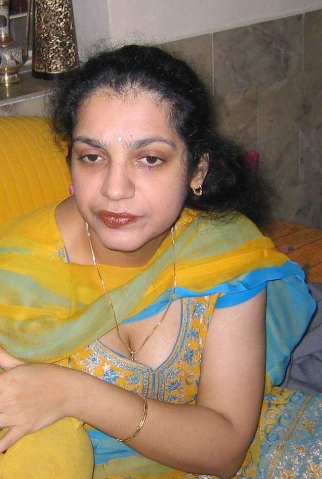 https://pub-5fcdf72a54cd4edbb03ec3edaa415a42.r2.dev/nakedleaks/sensual_photos_of_indian_women_in_private_setting/0.jpg