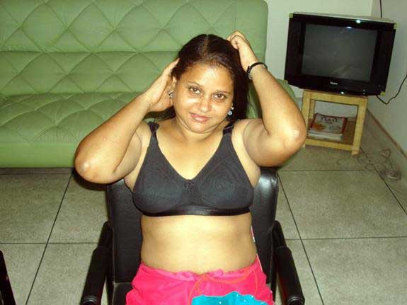 https://pub-5fcdf72a54cd4edbb03ec3edaa415a42.r2.dev/nakedleaks/sensual_pose_of_a_punjabi_mature_woman/0.jpg