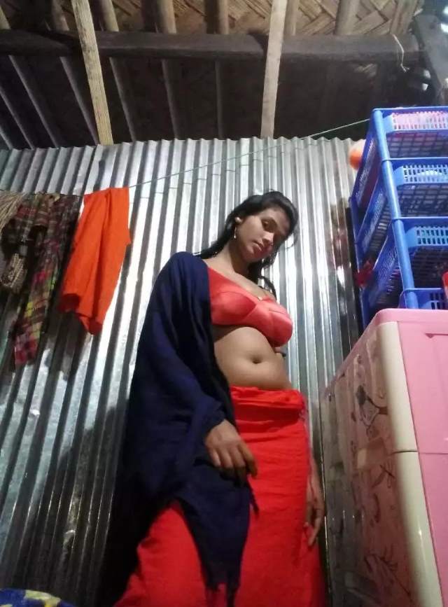 https://pub-5fcdf72a54cd4edbb03ec3edaa415a42.r2.dev/nakedleaks/sensual_woman's_intimate_encounter_with_eggplant_captured_in_photo/6.jpg