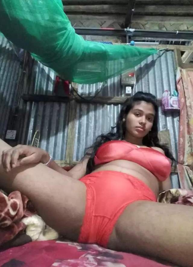 https://pub-5fcdf72a54cd4edbb03ec3edaa415a42.r2.dev/nakedleaks/sensual_woman's_intimate_encounter_with_eggplant_captured_in_photo/7.jpg