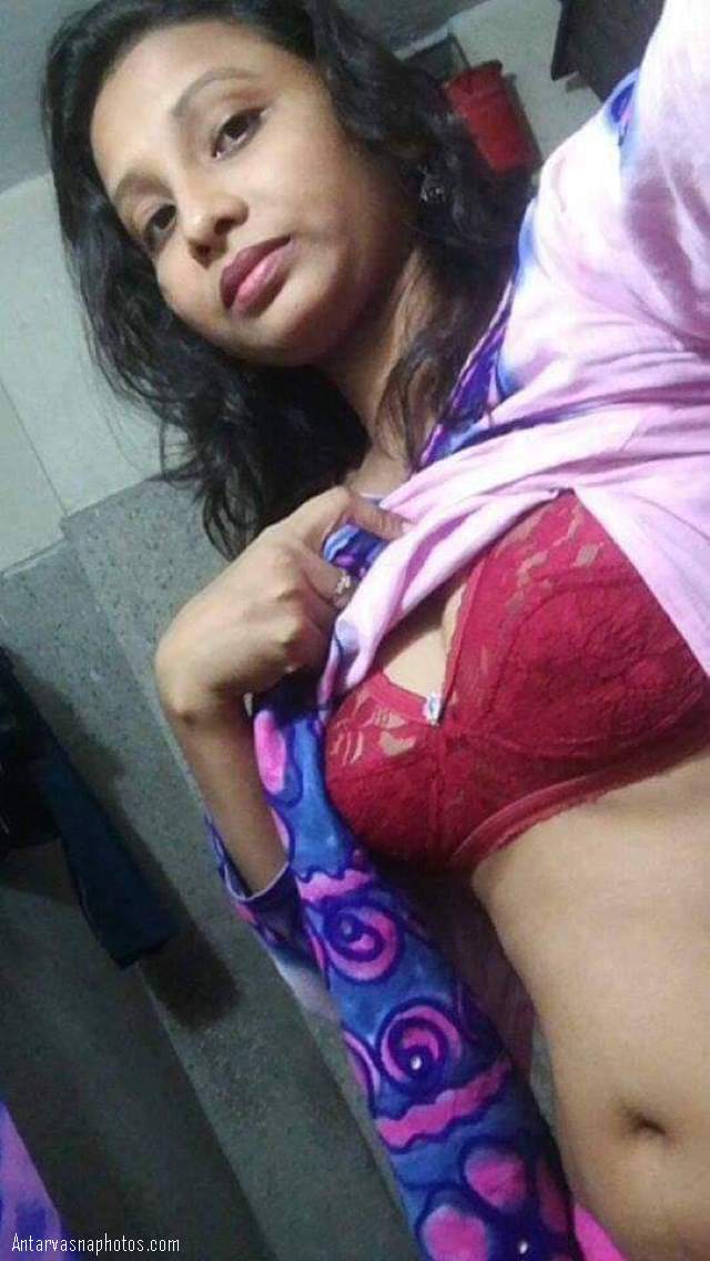 https://pub-5fcdf72a54cd4edbb03ec3edaa415a42.r2.dev/nakedleaks/sensuous_indian_lady_bathing_in_playful_nude_photos/1.jpg