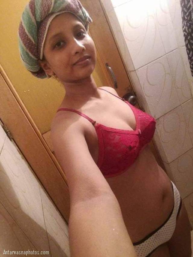 https://pub-5fcdf72a54cd4edbb03ec3edaa415a42.r2.dev/nakedleaks/sensuous_indian_lady_bathing_in_playful_nude_photos/3.jpg