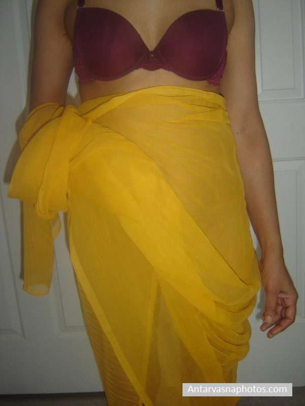 https://pub-5fcdf72a54cd4edbb03ec3edaa415a42.r2.dev/nakedleaks/sensuous_photos_of_aunty_in_a_yellow_saree_–_see_10_enticing_images/0.jpg