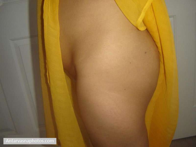 https://pub-5fcdf72a54cd4edbb03ec3edaa415a42.r2.dev/nakedleaks/sensuous_photos_of_aunty_in_a_yellow_saree_–_see_10_enticing_images/6.jpg