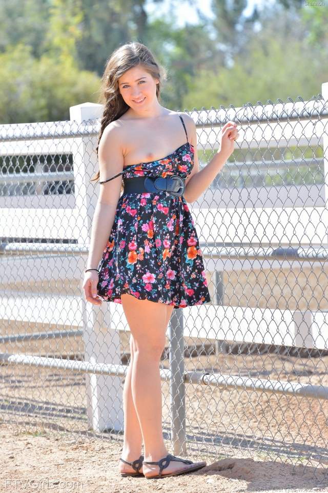 https://pub-5fcdf72a54cd4edbb03ec3edaa415a42.r2.dev/nakedleaks/sexy_images_of_nri_model_using_cucumber_in_an_outdoor_setting/0.jpg