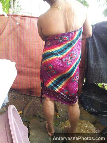 https://pub-5fcdf72a54cd4edbb03ec3edaa415a42.r2.dev/nakedleaks/sight_of_desi_rural_married_woman_bathing/4.jpg