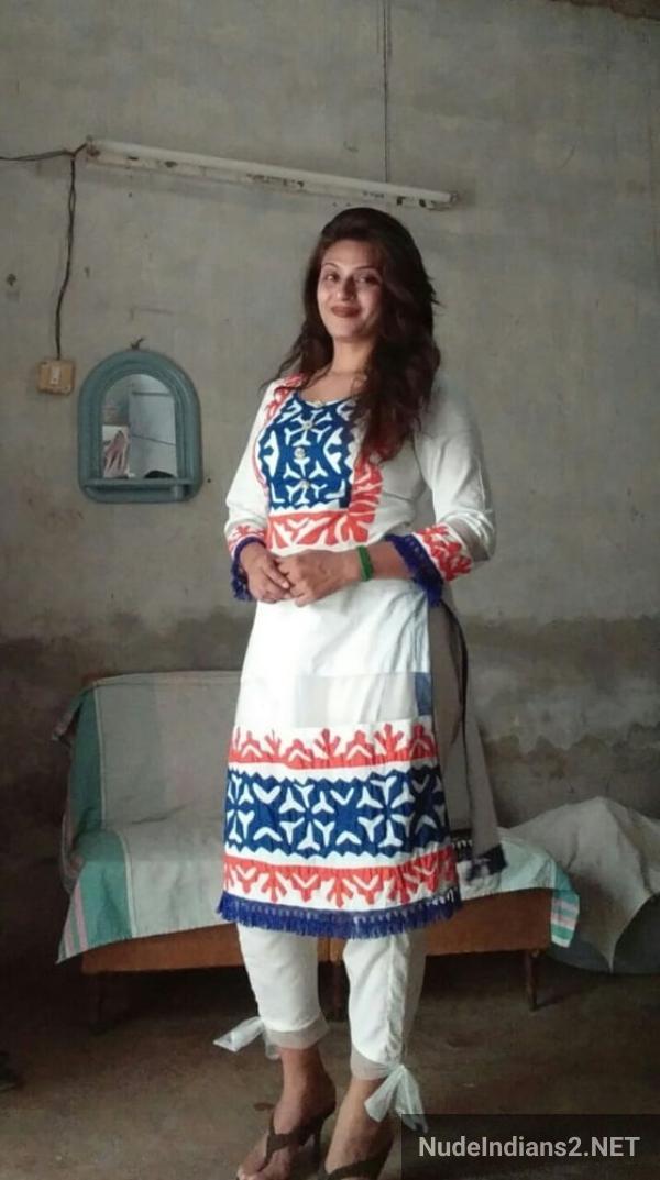 https://pub-5fcdf72a54cd4edbb03ec3edaa415a42.r2.dev/nakedleaks/single_muslim_aunt_heena's_sizzling_photos_showcase_her_allure/23.jpg
