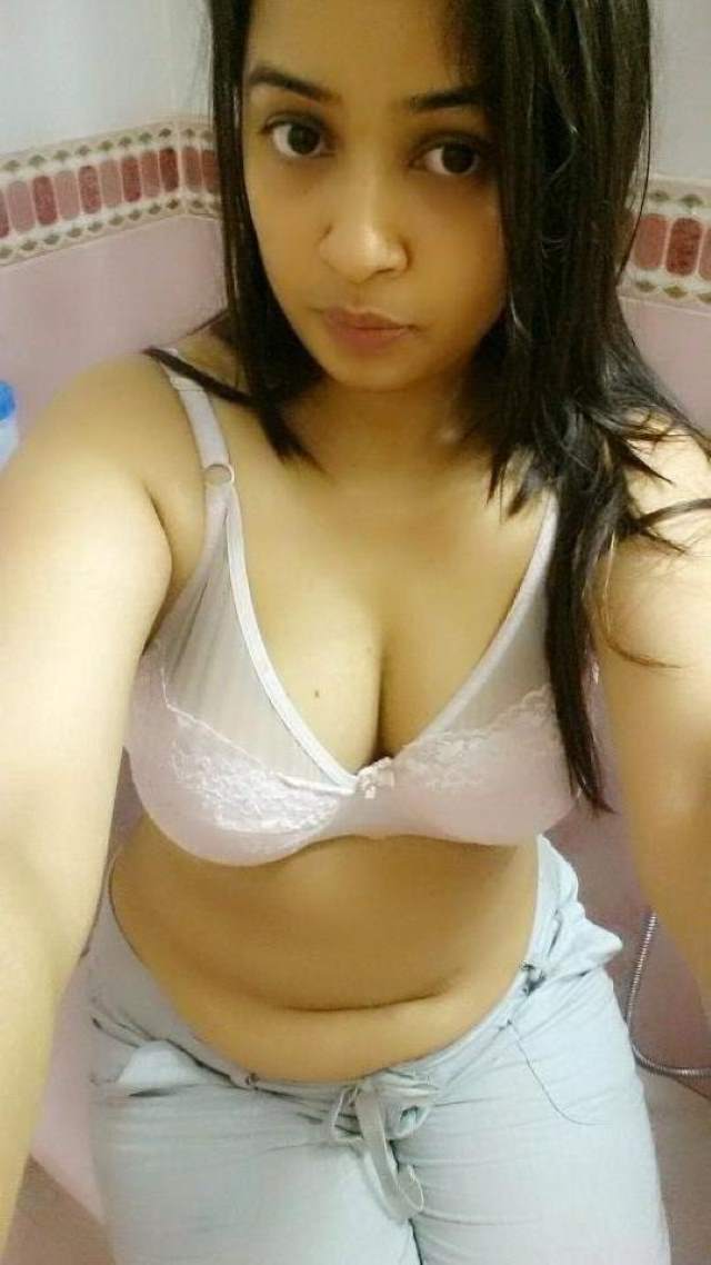 https://pub-5fcdf72a54cd4edbb03ec3edaa415a42.r2.dev/nakedleaks/sizzling_desi_couple's_intimate_photos/13.jpg
