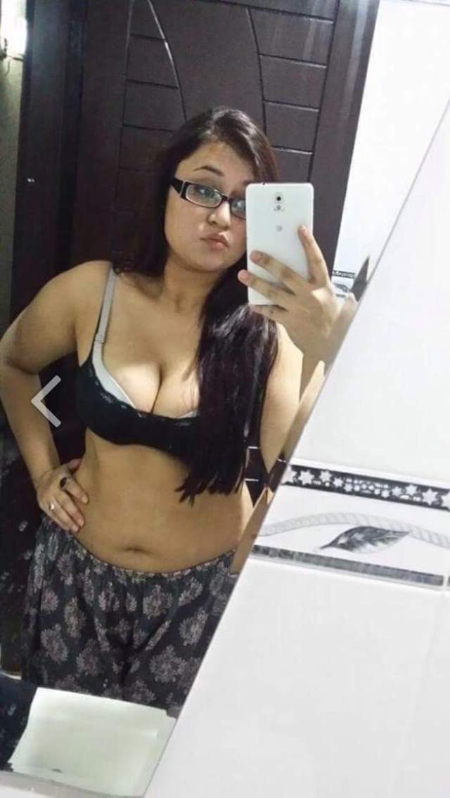 https://pub-5fcdf72a54cd4edbb03ec3edaa415a42.r2.dev/nakedleaks/sizzling_image_of_desi_bhabhi_anushka/2.jpg