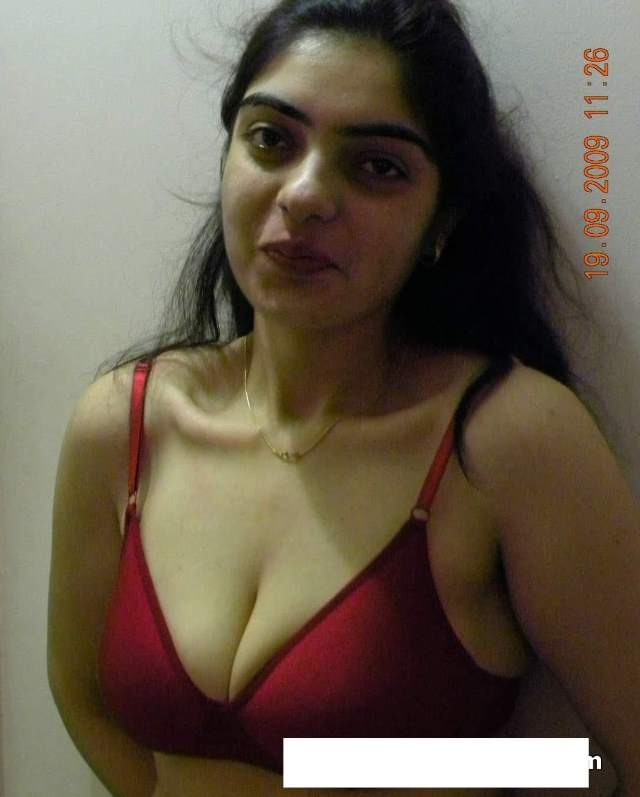 https://pub-5fcdf72a54cd4edbb03ec3edaa415a42.r2.dev/nakedleaks/sizzling_image_of_desi_bhabhi_anushka/20.jpg