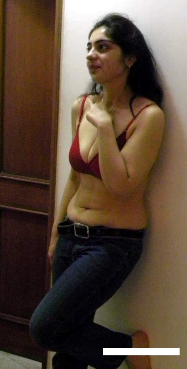 https://pub-5fcdf72a54cd4edbb03ec3edaa415a42.r2.dev/nakedleaks/sizzling_image_of_desi_bhabhi_anushka/27.jpg