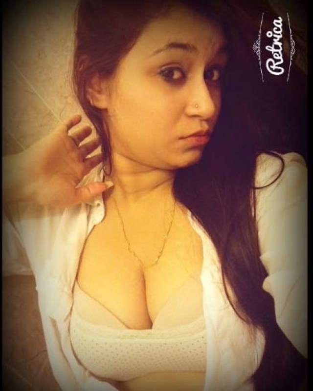 https://pub-5fcdf72a54cd4edbb03ec3edaa415a42.r2.dev/nakedleaks/sizzling_image_of_desi_bhabhi_anushka/3.jpg