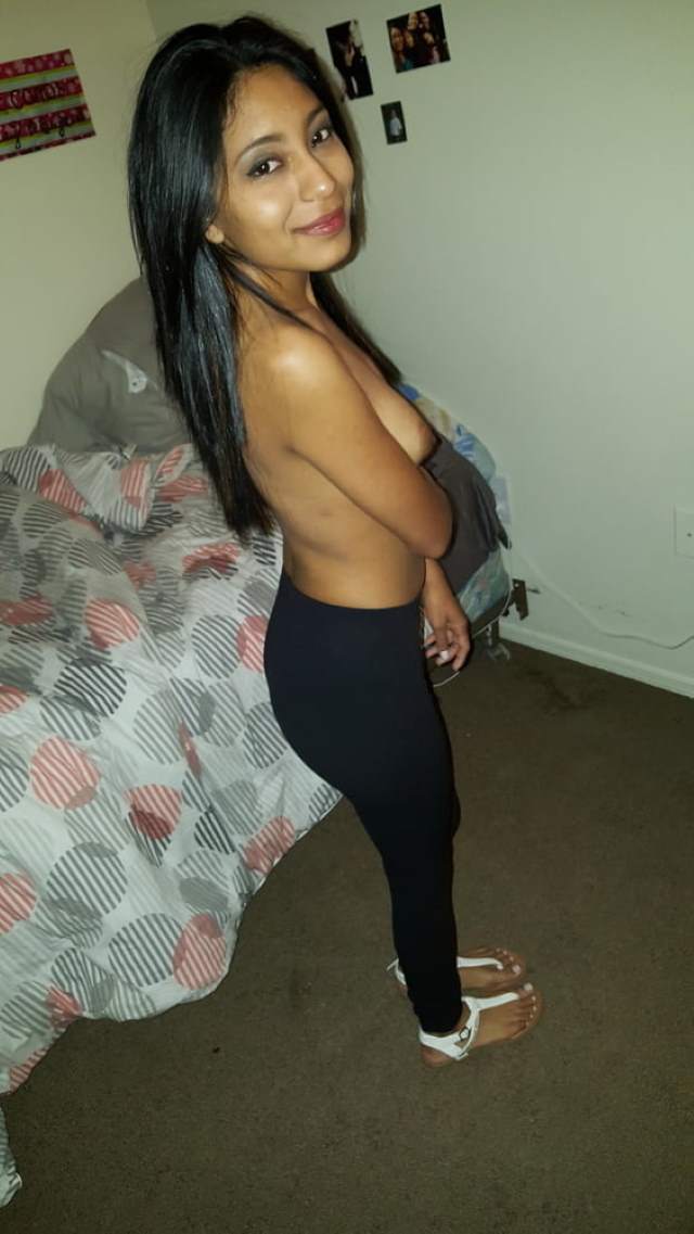 https://pub-5fcdf72a54cd4edbb03ec3edaa415a42.r2.dev/nakedleaks/sizzling_images_of_a_desi_girl_from_kerala/18.jpg