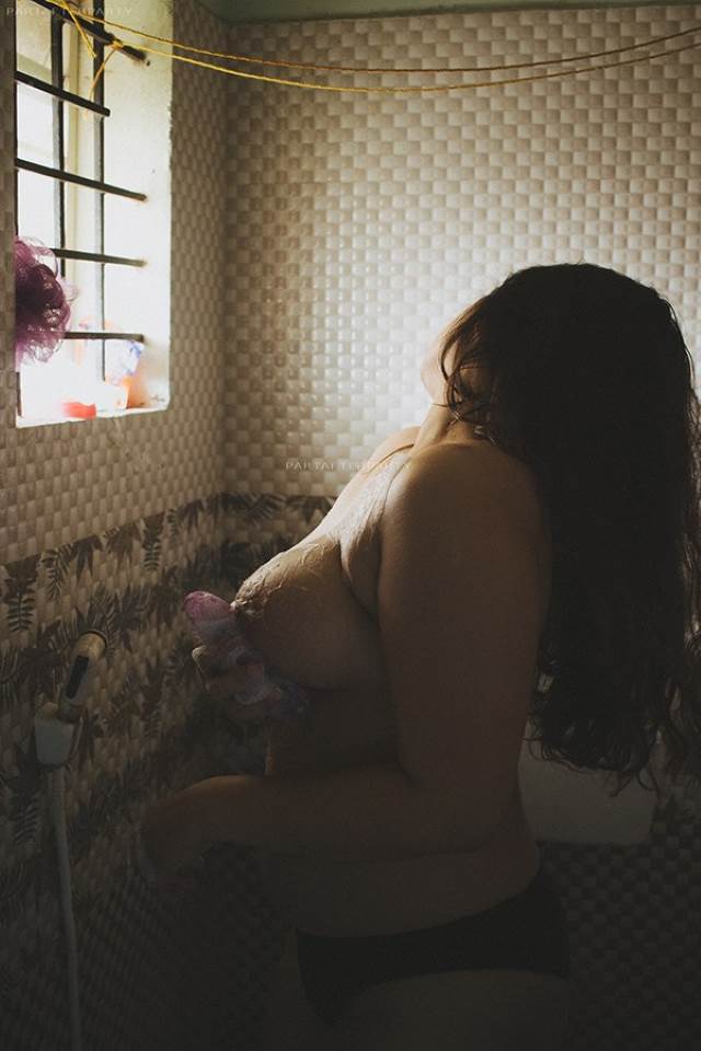 https://pub-5fcdf72a54cd4edbb03ec3edaa415a42.r2.dev/nakedleaks/sizzling_images_of_desi_model's_nude_assets/29.jpg
