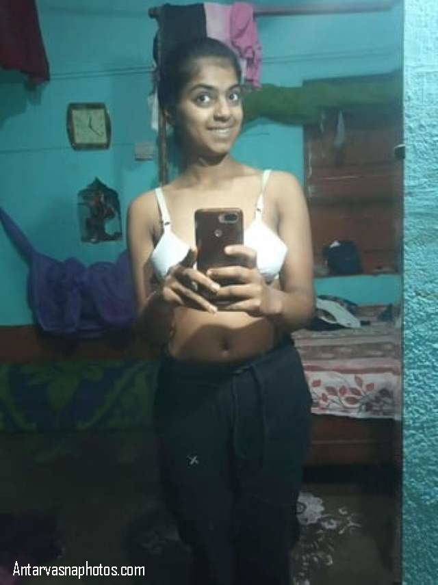 https://pub-5fcdf72a54cd4edbb03ec3edaa415a42.r2.dev/nakedleaks/sizzling_images_of_desi_teen's_naked_body/1.jpg