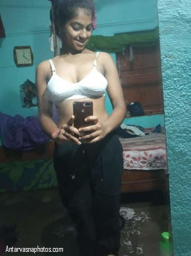 https://pub-5fcdf72a54cd4edbb03ec3edaa415a42.r2.dev/nakedleaks/sizzling_images_of_desi_teen's_naked_body/11.jpg