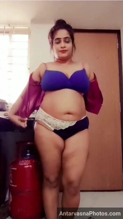 https://pub-5fcdf72a54cd4edbb03ec3edaa415a42.r2.dev/nakedleaks/sizzling_images_of_housewife_revealing_saree/3.jpg