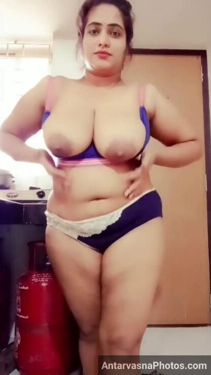 https://pub-5fcdf72a54cd4edbb03ec3edaa415a42.r2.dev/nakedleaks/sizzling_images_of_housewife_revealing_saree/7.jpg