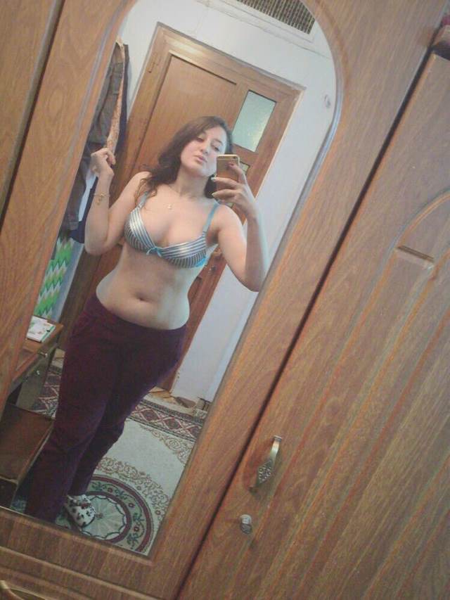 https://pub-5fcdf72a54cd4edbb03ec3edaa415a42.r2.dev/nakedleaks/sizzling_images_of_indian_bhabhi's_intimate_moments/11.jpg