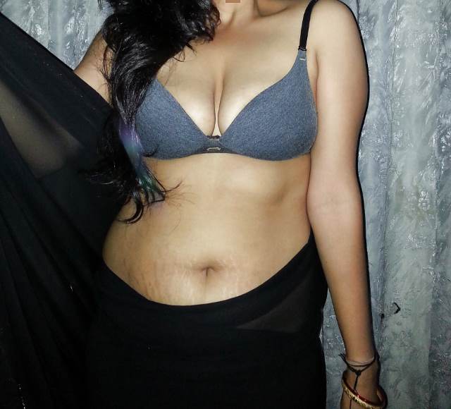 https://pub-5fcdf72a54cd4edbb03ec3edaa415a42.r2.dev/nakedleaks/sizzling_images_of_indian_bhabhi's_intimate_moments/14.jpg