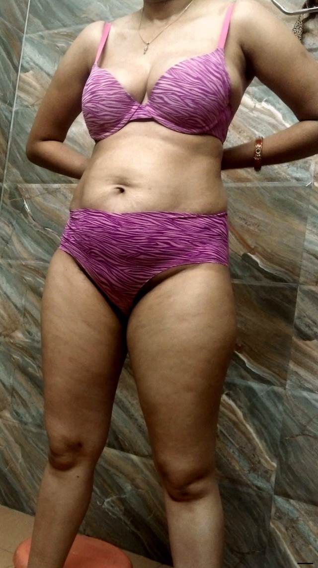 https://pub-5fcdf72a54cd4edbb03ec3edaa415a42.r2.dev/nakedleaks/sizzling_images_of_indian_bhabhi's_intimate_moments/4.jpg