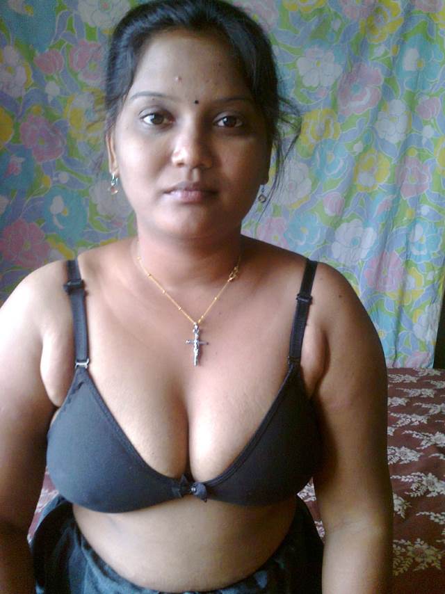 https://pub-5fcdf72a54cd4edbb03ec3edaa415a42.r2.dev/nakedleaks/sizzling_images_of_indian_bhabhi's_intimate_moments/7.jpg