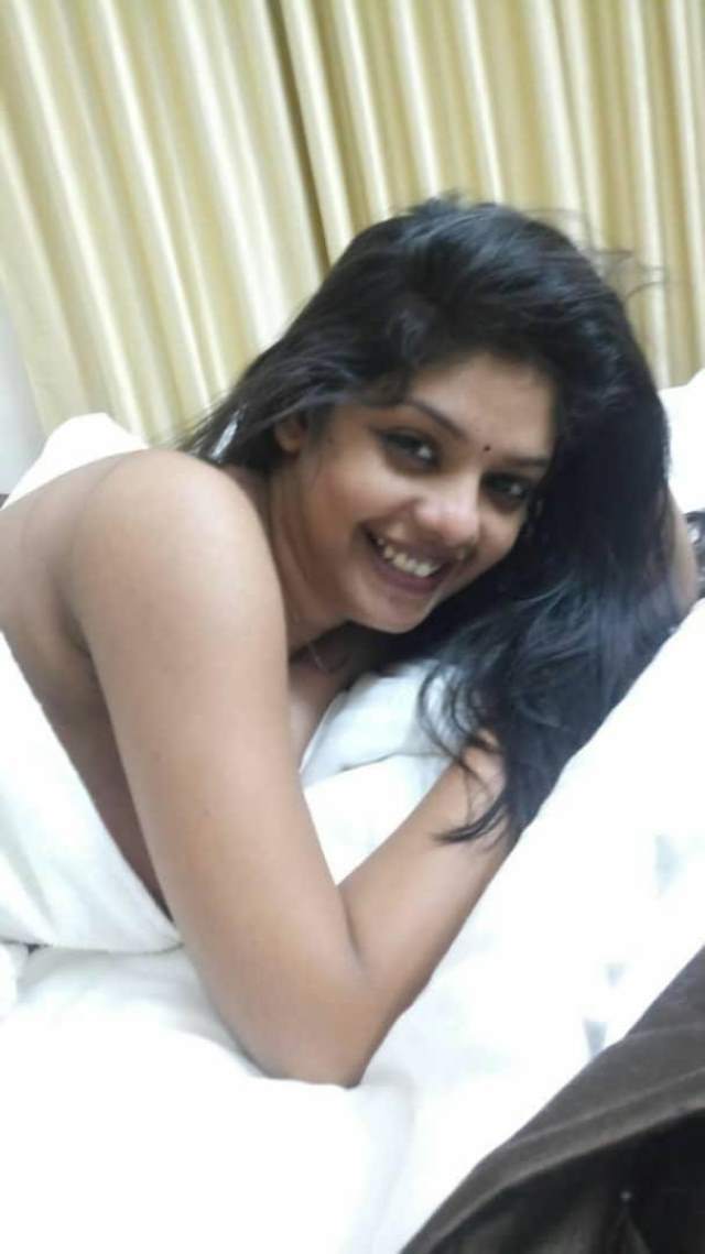 https://pub-5fcdf72a54cd4edbb03ec3edaa415a42.r2.dev/nakedleaks/sizzling_images_of_kerala_wife_tulsi/22.jpg