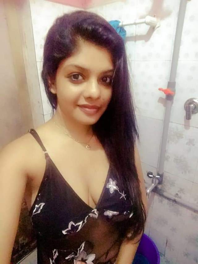 https://pub-5fcdf72a54cd4edbb03ec3edaa415a42.r2.dev/nakedleaks/sizzling_images_of_kerala_wife_tulsi/6.jpg