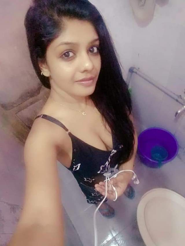 https://pub-5fcdf72a54cd4edbb03ec3edaa415a42.r2.dev/nakedleaks/sizzling_images_of_kerala_wife_tulsi/7.jpg