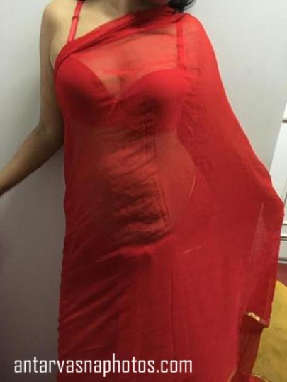 https://pub-5fcdf72a54cd4edbb03ec3edaa415a42.r2.dev/nakedleaks/sizzling_images_of_telugu_housewife_in_traditional_attire/0.jpg