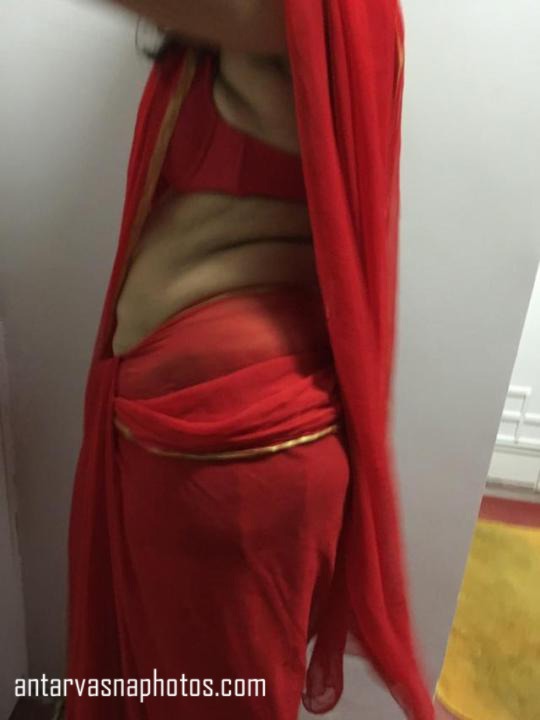 https://pub-5fcdf72a54cd4edbb03ec3edaa415a42.r2.dev/nakedleaks/sizzling_images_of_telugu_housewife_in_traditional_attire/1.jpg