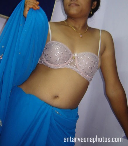 https://pub-5fcdf72a54cd4edbb03ec3edaa415a42.r2.dev/nakedleaks/sizzling_indian_bhabhi_rani_striking_a_pose_in_traditional_attire/1.jpg