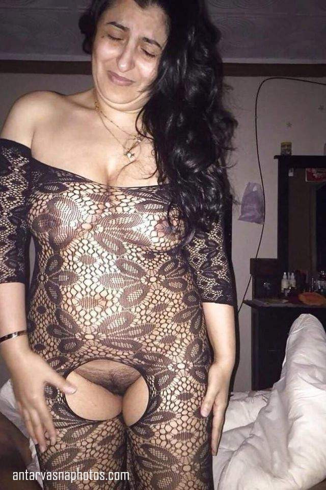 https://pub-5fcdf72a54cd4edbb03ec3edaa415a42.r2.dev/nakedleaks/sizzling_photos_of_aunty_with_playful_attitude/0.jpg