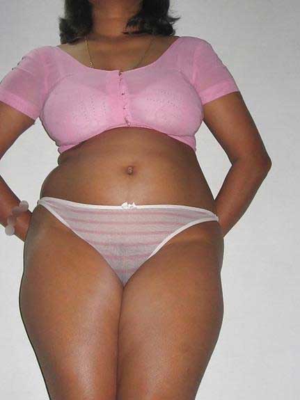 https://pub-5fcdf72a54cd4edbb03ec3edaa415a42.r2.dev/nakedleaks/sizzling_photos_of_seductive_indian_housewife/3.jpg