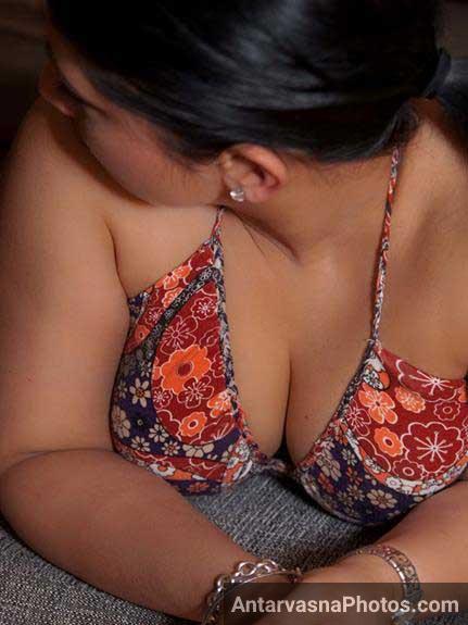 https://pub-5fcdf72a54cd4edbb03ec3edaa415a42.r2.dev/nakedleaks/sizzling_pictures_of_indian_auntie's_large_bosoms/2.jpg