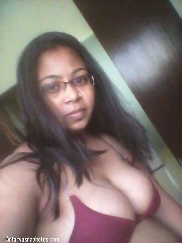 https://pub-5fcdf72a54cd4edbb03ec3edaa415a42.r2.dev/nakedleaks/sizzling_selfies_of_desi_bhabhi's_hot_boobs/1.jpg