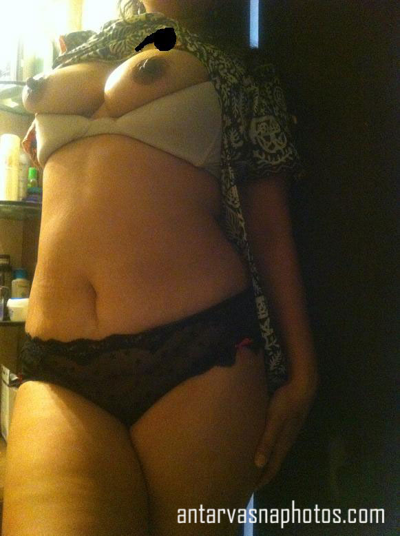 https://pub-5fcdf72a54cd4edbb03ec3edaa415a42.r2.dev/nakedleaks/soft_bosom_of_an_indian_aunt/6.jpg