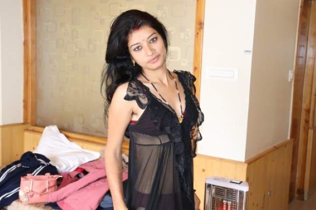 https://pub-5fcdf72a54cd4edbb03ec3edaa415a42.r2.dev/nakedleaks/spicy_bhabhi_taking_nude_pictures_with_husband/1.jpg